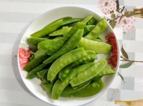 荷兰豆去掉头尾和茎，清洗干净沥干水分备用！
