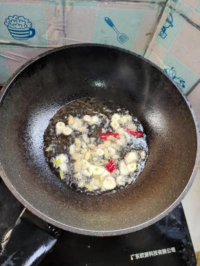 起锅烧油，放入生姜，蒜瓣，干辣椒爆香！