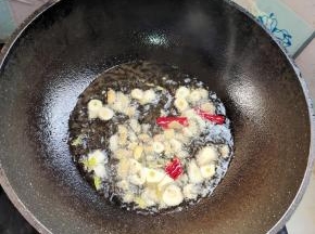 起锅烧油，放入生姜，蒜瓣，干辣椒爆香！