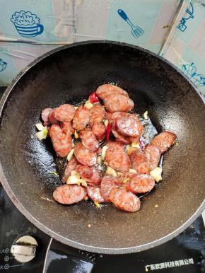放入香肠翻炒均匀！