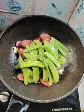 放入荷兰豆翻炒片刻！