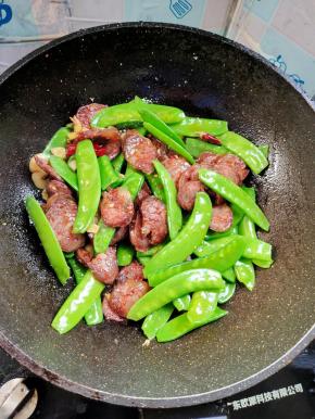 起锅前放入适量的鸡精翻炒均匀即可！