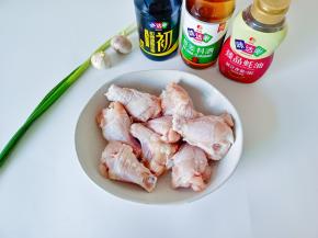 买来的鸡腿提前用清水浸泡一下。