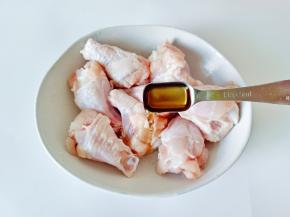 浸泡好的鸡腿控干水分，用牙签多扎一下，便于腌制时入味，加入料酒两勺。