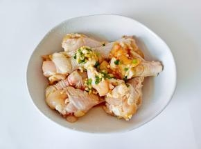 抓拌均匀，腌制半小时。