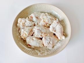 腌制好的鸡腿裹一层薄薄的炸粉。