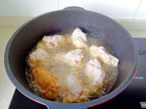 油温6成热下鸡腿炸。