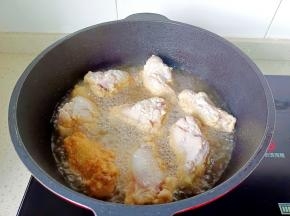 油温6成热下鸡腿炸。