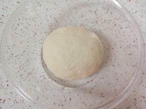 中筋面粉加水揉成面团，盖上保鲜膜饧面半个小时。