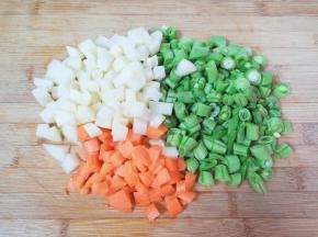 饧面的时间里准备一下配菜:土豆胡萝卜去皮洗干净，和豆角分别切成麻食大小的块。