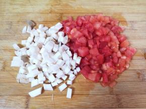 西红柿去皮，和杏鲍菇分别切成麻食大小的块。