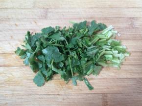 香菜洗干净切碎。