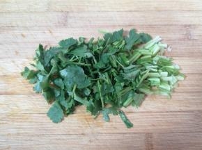 香菜洗干净切碎。