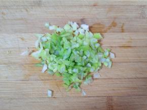大葱洗干净切碎。