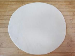 饧好的面团擀成厚一点的大面片。