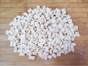 切成小方丁，撒上干面粉防粘。