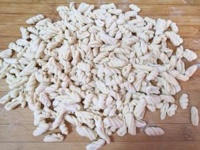 搓一部分就撒上点干面粉，防止粘在一起。