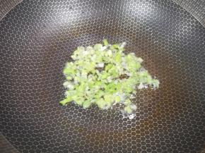 炒锅内倒适量的花生油烧热，下入葱花炝香。