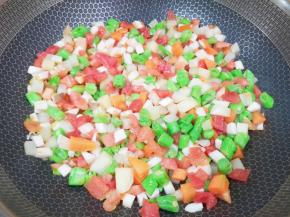 下入西红柿和杏鲍菇翻炒均匀。