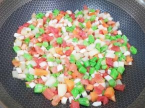 下入西红柿和杏鲍菇翻炒均匀。