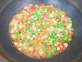 放盐和生抽翻炒至出汁。