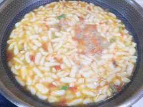 下入麻食大火煮开，转小火煮10-12分钟（麻食一定要煮透），放鸡精搅拌均匀。