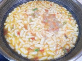 下入麻食大火煮开，转小火煮10-12分钟（麻食一定要煮透），放鸡精搅拌均匀。