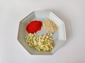 碗里放蒜蓉，芝麻，辣椒粉。
