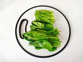 洗净的菠菜一切为二。