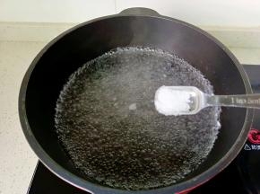 锅里水开加适量的盐。