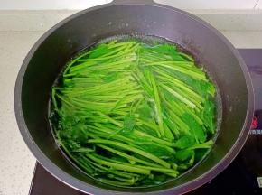 水开放入菠菜焯水。