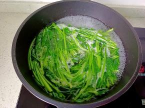 焯水大约一分钟捞出。