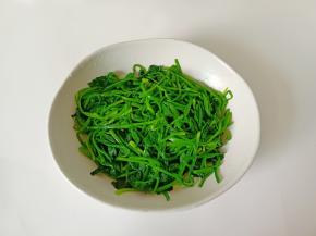 菠菜自然晾晾后挤干水份。