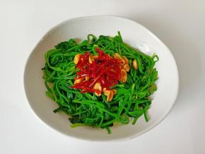 放上酥脆的辣椒丝。