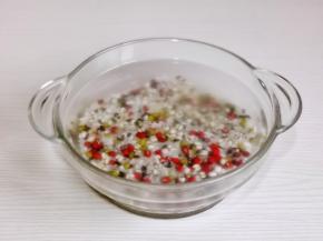 米，豆清洗干净冷水泡30分钟。