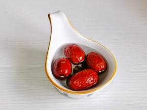 红枣桂圆泡5分钟。