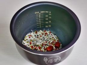 所有食材倒入内胆中。