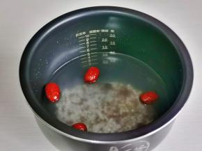 加入纯净水，一次加够。