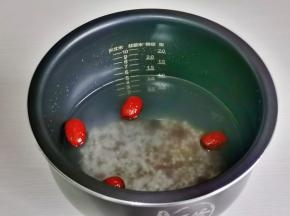 加入纯净水，一次加够。