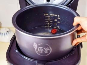 内胆放回电饭煲中。