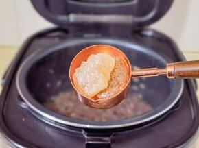 提前20分钟加入冰糖。