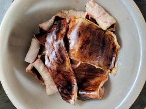 前几天灌香肠剩下的猪皮，用电烙铁把上面的毛毛烙干净！