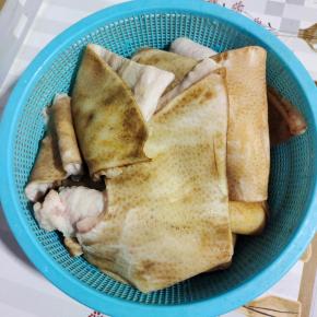 依次把所有的猪皮都刮洗干净！