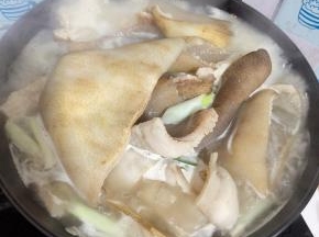煮开后，再煮15分钟左右！煮好后捞出来，过一遍清水！