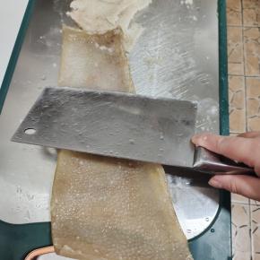 猪皮反面的白色油脂用刀贴着肉皮，慢慢剔除干净！（剔除的油脂不要扔了，可以炼成猪油渣，特别香！我今天这些猪皮还炼了一碗的猪油呢！）