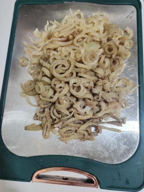 处理好的猪皮用刀切成小块！也可以用剪刀剪成小块儿！（剪刀比刀更方便！）