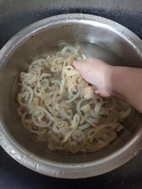 切好的肉皮放入盆中，加入料酒，食用盐，小苏打揉搓几分钟去掉腥味儿，再加一点面粉揉搓均匀，再用清水清洗四到五遍，直到水变得清澈就可以了！