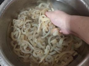 切好的肉皮放入盆中，加入料酒，食用盐，小苏打揉搓几分钟去掉腥味儿，再加一点面粉揉搓均匀，再用清水清洗四到五遍，直到水变得清澈就可以了！