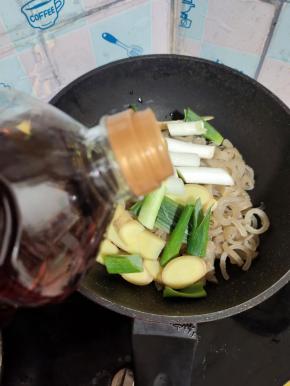 切好的肉皮放入锅中，放入适量的料酒，生姜，葱段！