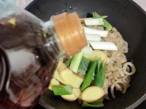 切好的肉皮放入锅中，放入适量的料酒，生姜，葱段！